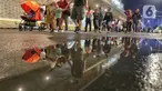 Warga memadati Car Free Night (CFN) pada malam pergantian tahun baru 2023 di kawasan Bundaran Hotel Indonesia, Jakarta, Sabtu (31/12/2022). Banyak warga yang berkumpul merayakan pergantian tahun baru sambil berswafoto, menikmati kuliner, berjalan hingga bersepeda santai. (Liputan6.com/Angga Yuniar)