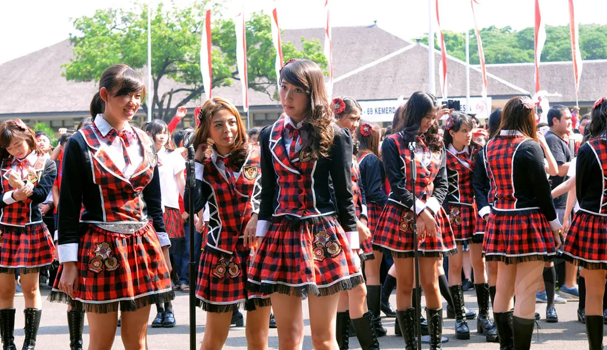 Setiap 17 Agustus, idol group JKT48 selalu merayakan HUT RI dengan fans, Jakarta, Minggu (17/8/14). (Liputan6.com/Faisal R Syam)