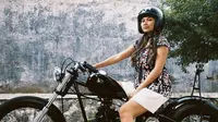 Gaya Indah Permatasari jadi anak motor(Instagram/@indahpermatas)