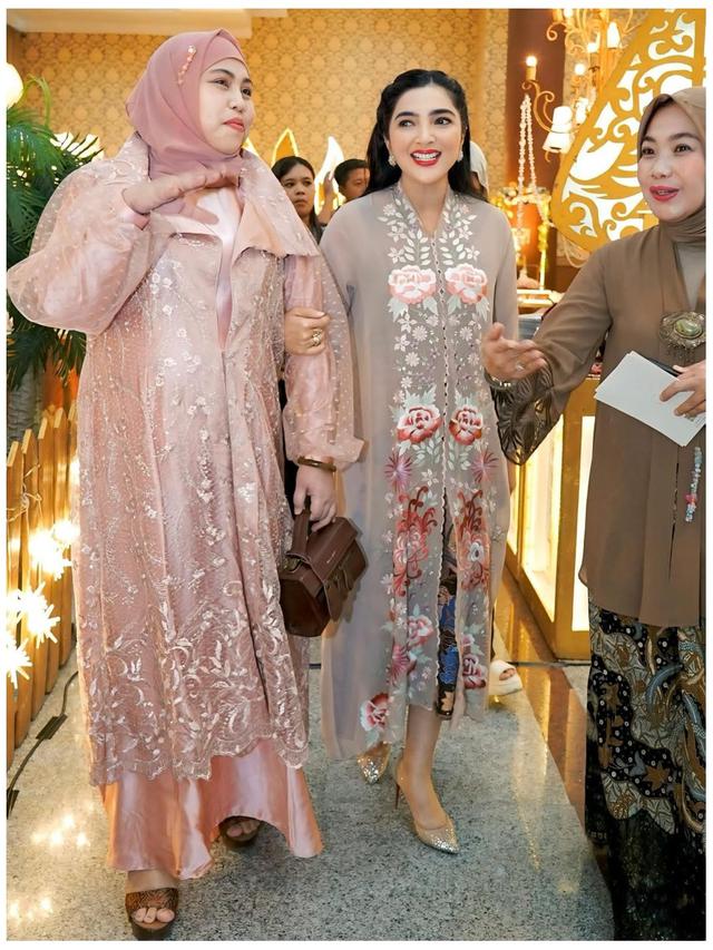 6 Potret Outfit Kebaya Ashanty di Kondangan Teman Kuliah, Inspirasi Gaya Elegan