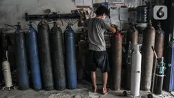 Pekerja saat mengisi ulang tabung oksigen di kawasan Pramuka, Jakarta, Kamis (24/6/2021). Kelangkaan juga menyebabkan harga tabung oksigen naik, untuk ukuran 1 kubik saat ini dijual kisaran Rp 1 juta dari harga sebelumnyya Rp800 ribu. (merdeka.com/Iqbal S. Nugroho)