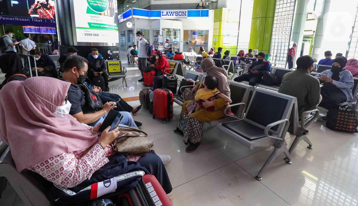 <p>Calon penumpang menunggu di Stasiun Gambir, Jakarta, Jumat (22/4/2022). Adapun Volume penumpang berangkat sebanyak 6.300 atau 41 persen dari total Tempat Duduk yang tersedia sebanyak 15.506. (Liputan6.com/Herman Zakharia)</p>