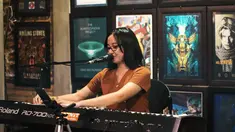 Musisi cantik Malang ini menawarkan sebuah musik pop dengan sentuhan klasik. Christabel Annora menuangkan ide-idenya ke dalam lagu secara mentah dan polos, tak sulit untuk menangkap ide utama dalam setiap lirik lagunya.(Liputan6.com/IG/@christabelannora)