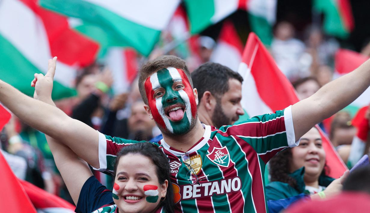 Suporter Fluminense saat mendukung timnya melawan Borussia Dortmund pada pertandingan Piala Dunia Antarklub 2025 di MetLife Stadium, East Rutherford, New Jersey, Amerika Serikat. (AFP/Franck Fife)