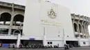 Suasana tampak luar dari Stadion Rajamangala, Bangkok, Jumat (16/11). Stadion dengan kapasitas 49.722 kursi itu akan menggelar laga Piala AFF 2018 antara Thailand melawan Timnas Indonesia. (Bola.com/M. Iqbal Ichsan)