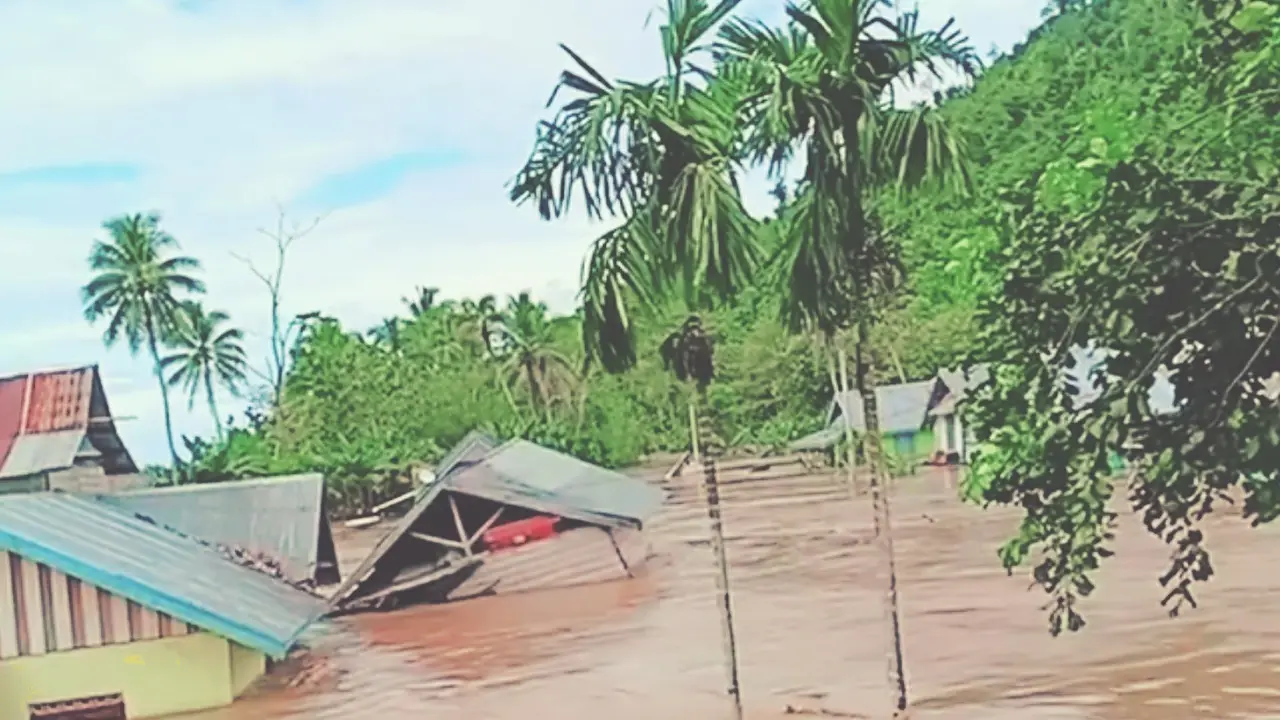 Rumah warga di Desa Tapuwatu, Kecamatan Asera, Kabupaten Konawe Utara terseret arus banjir, beberapa waktu lalu.(Liputan6.c0m/Ahmad Akbar Fua)