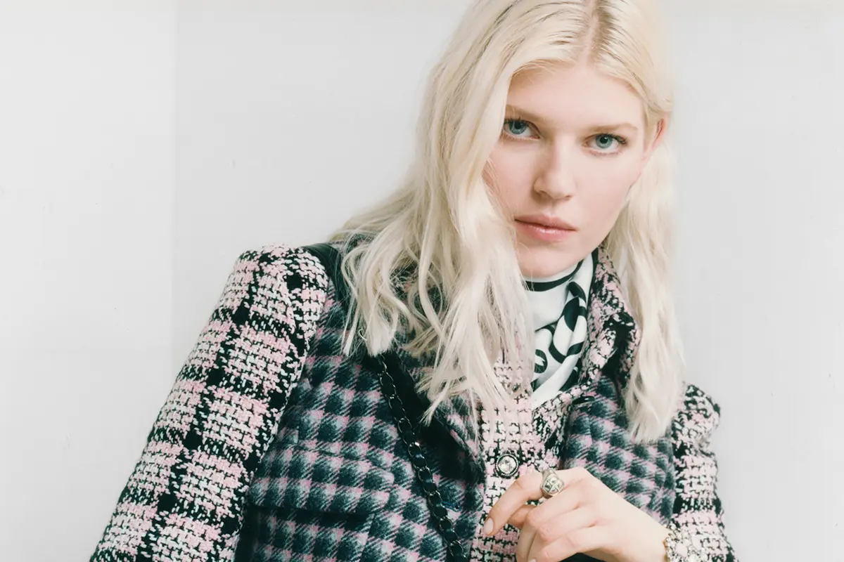 Nuansa Punk di Era 70an dalam Gaya Ola Rudnicka yang Didefinisikan Chanel