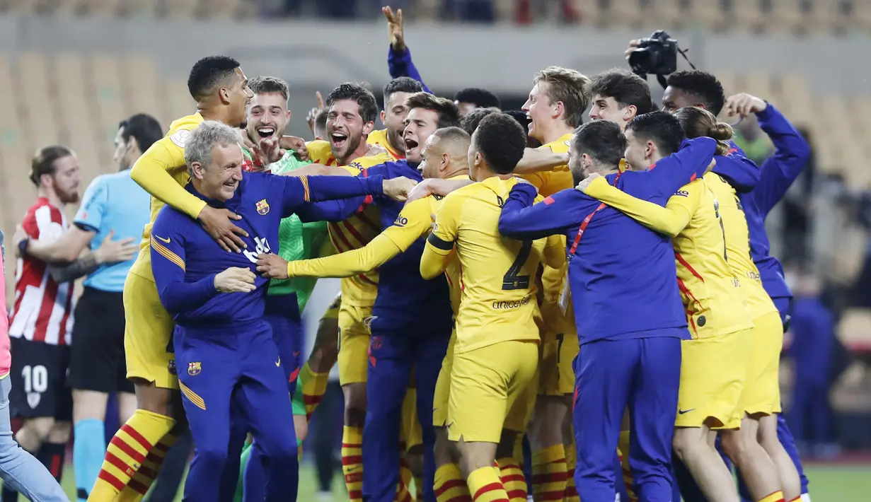 Para pemain Barcelona merayakan kemenangan atas Athletic Bilbao pada laga final  Copa del Rey di Stadion Olimpico de Sevilla, Minggu (18/4/2021). Barcelona menang 4-0 atas Athletic Bilbao. (AFP)