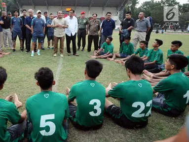 Ketua Umum PSSI, Edy Rahmayadi (tengah) memberi nasehat kepada Timnas Indonesia U-16 usai latihan terakhir di Lapangan Atang Sutresna, Jakarta, Kamis (6/7). Timnas U-16 akan berlaga di Piala AFF U-15 Thailand, 9-22 Juli. (Liputan6.com/Helmi Fithriansyah)