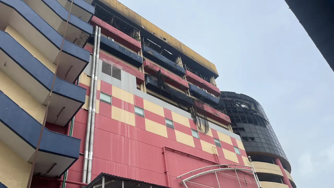 Damkar lakukan pendinginan usai kebakaran Glodok Plaza, Mangga Besar, Jakarta Barat. (Winda Nelfira/Liputan6.com).