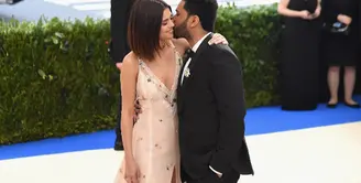 Met Gala 2017 yang digelar pada 1 Mei 2017 lalu bertempat di Metropolitan Museum of Art, New York, menjadi momen pertama Selena Gomez dan The Weeknd tampil pertama di depan publik. (AFP/Bintang.com)