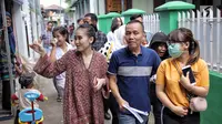 Penyanyi dangdut Ayu Ting Ting bersama sang ayah, Abdul Rozak dan adiknya, Assyifa Nuraini berjalan menuju TPS 5 untuk menggunakan hak pilih mereka pada pelaksanaan Pilkada Serentak 2018 Sukma Jaya, Depok, Rabu (27/6). (Liputan6.com/Faizal Fanani)