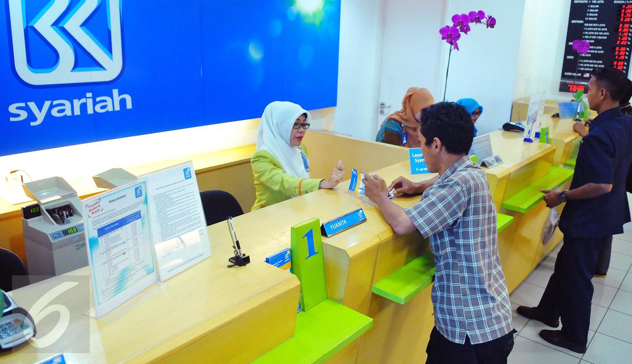 Suasana transaksi perbankan Syariah di BRI Syariah, Jakarta, Kamis (9/2). Sampai akhir 2016 pertumbuhan perbankan syariah mencapai 19,67 persen. (Liputan6.com/Angga Yuniar)