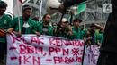 Mahasiswa dari berbagai kampus membentangkan spanduk saat menuju gedung DPR, Jakarta, Senin (11/4/2022). Mahasiswa menuntut sejumlah isu, diantaranya pemerintah menstabilkan harga bahan bakar yang naik, minyak goreng langka dan tolak jabatan Presiden 3 Periode. (Liputan6.com/Johan Tallo)