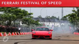 Pengemudi memacu mobil Ferrari 430 saat unjuk kebolehan dalam Ferrari Festival of Speed di BSD City, Tangerang Selatan, Minggu (23/04). Acara ini diselenggarakan dalam rangka memperingati ulang tahun Ferrari yang ke-70. (Liputan6.com/Fery Pradolo)
