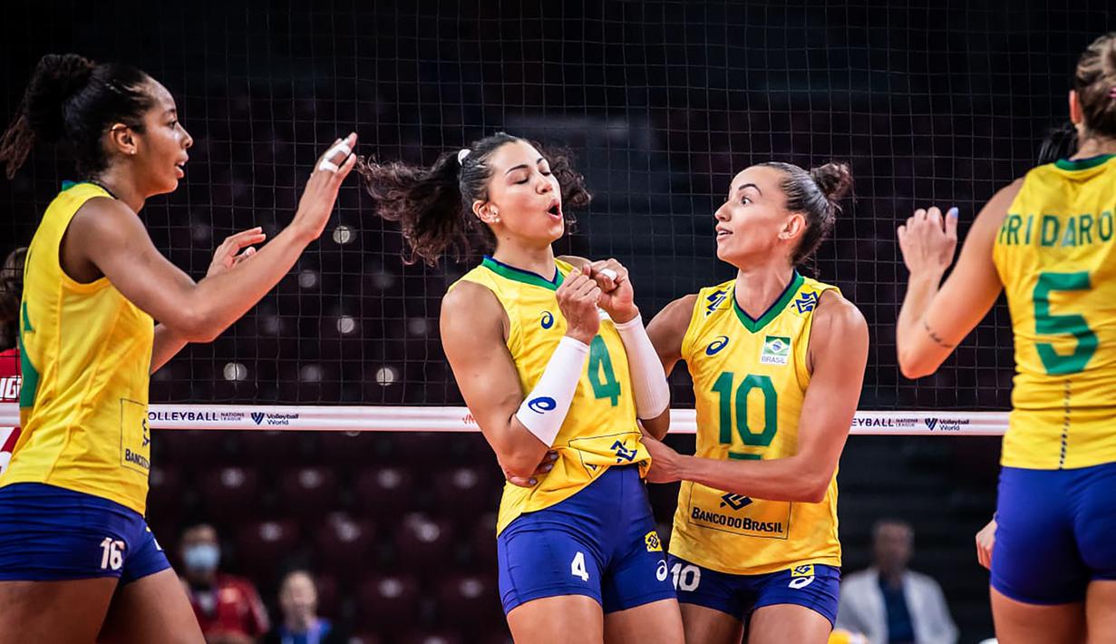 Brasil. Tim putri Brasil menempati peringkat kedua di klasemen akhir babak penyisihan dengan mengoleksi 10 kemenangan dari 12 laga dan memperoleh 29 poin. Di babak perempatfinal tim putri Brasil yang berstatus peraih medali perak Olimpiade Tokyo 2020 akan menghadapi Jepang sebagai juara Asia 2019, 13 Juli 2022. (Dok. Volleyballworld)