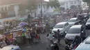 Pedagang Kaki Lima memenuhi sebagian ruas Jalan Lada samping Kawasan Wisata Museum Fatahillah, Jakarta, Selasa (11/6/2019). Kondisi ini menyulitkan wisatawan pejalan kaki dan membuat arus lalu lintas di Jalan Lada menjadi semrawut. (Liputan6.com/Helmi Fithriansyah)
