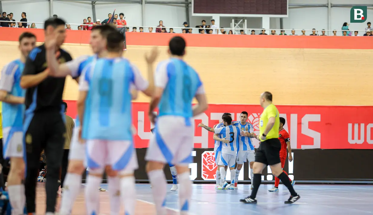 <p>Pemain Argentina merayakan gol yang dicetak oleh Angel Claudino ke gawang Timnas Futsal Indonesia dalam laga lanjutan 4 Nations World Series 2025 di Jakarta International Velodrome, Rawamangun, Sabtu (01/02/2025). (Bola.com/Bagaskara Lazuardi)</p>