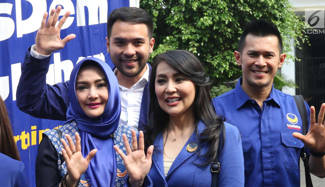 Sejumlah artis dari Partai NasDem mendaftarkan diri menjadi bakal calon legislatif (bakal caleg) ke Komisi Pemilihan Umum (KPU) RI, Jakarta, Senin (16/7). Total ada 576 bakal caleg DPR RI yang didaftarkan untuk 80 dapil. (Liputan6.com/Angga Yuniar)
