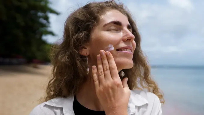 Pemakaian sunscreen yang tepat membantu melindungi kulit dari efek buruk sinar UV.