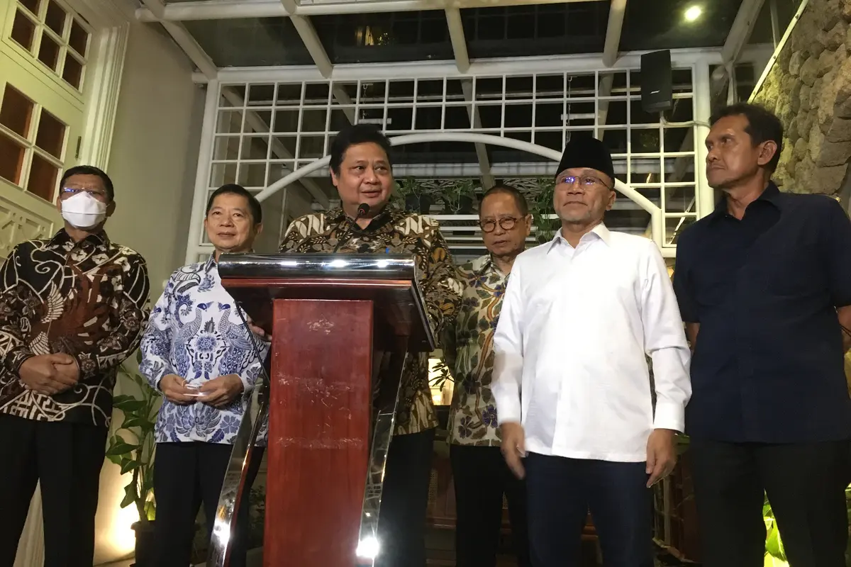 Ketum Partai Golkar Airlangga Hartarto didampingi Ketum PAN Zulkifli Hasan dan Ketum PPP Suharso Monoarfa mengumumkan koalisi parpol untuk Pemilu 2024