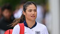 Petenis Inggris, Emma Raducanu terlihat mengenakan jersey Timnas Inggris saat sesi latihan menjelang turnamen Wimbeldon di The All England Lawn Tennis and Croquet Club, London, Inggris, Minggu (30/06/2024) waktu setempat. (AFP/Glyn Kirk)
