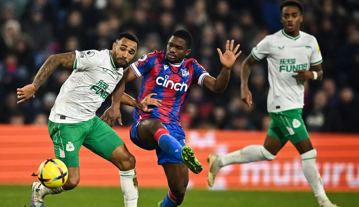Cheick Doucoure kini tengah menjalani musim kedua bareng Crystal Palace sejak didatangkan dari Lens pada awal musim 2022/2023 dengan nilai transfer 22,6 juta euro. Jadi andalan The Eagles sejak musim lalu, musim ini pun ia masih dipercaya menjadi pemain utama di posisi gelandang dan hanya absen sekali dari 8 laga di Premier League. Bersama Timnas Mali ia telah mengoleksi 12 caps sejak melakukan debut pada 17 November 2018.  (AFP/Ben Stansall)