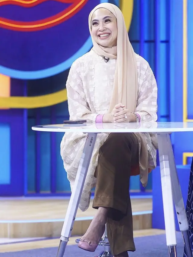 Gaya Terbaru Feni Rose Tampil Berhijab, credit: Instagram (@fenirose)