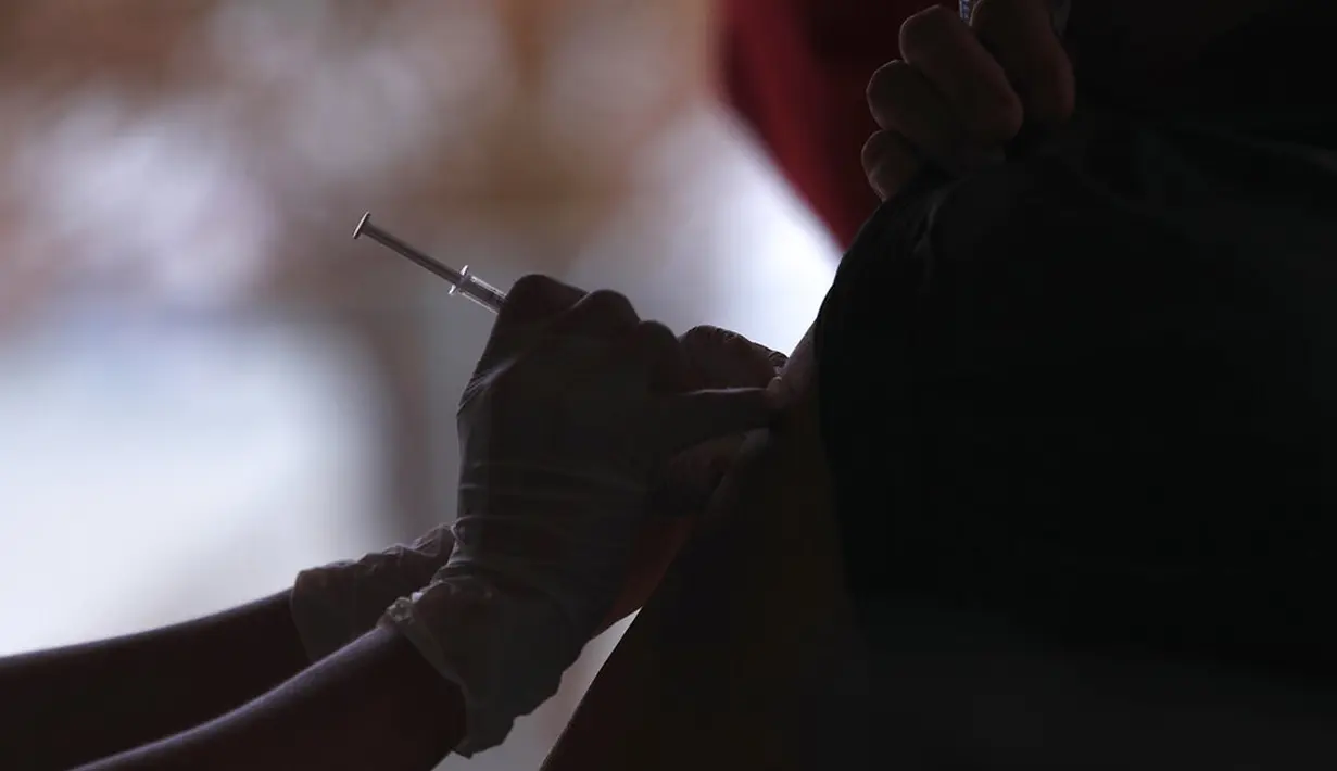 Seorang petugas kesehatan menyuntikkan vaksin virus corona COVID-19 Moderna kepada warga di Vung Tau, Vietnam, Senin (13/9/2021). Vietnam mempercepat program vaksinasi dalam upaya untuk melonggarkan pembatasan lockdown COVID-19 di kota-kota besar pada akhir September. (AP Photo/Hau Dinh)