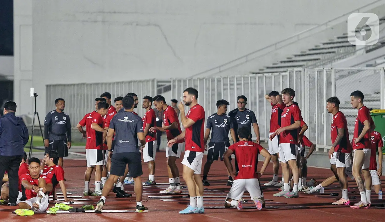 Usai melakukan pemusatan latihan selama sepekan di Bali, timnas Indonesia menggelar latihan terbuka perdana di Stadion Madya, Kompleks Gelora Bung Karno, Jakarta, Senin (2/5/2025). (Liputan6.com/Angga Yuniar)