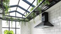 Model Dapur Mungil Tropis Tanpa Kabinet Atas dengan Pencahayaan Atap Kaca (Image by Gemini)