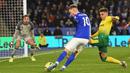 Gelandang Leicester, James Madisson, berusaha melepaskan tendangan saat melawan Norwich pada laga Premier League di Stadion King Power, Leicester, Sabtu (14/12). Kedua klub bermain imbang 1-1. (AFP/Oli Scarff)
