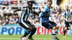 Cheick Tiote sat berduel dengan pemain Tottenham, Christian Eriksen pada lanjutan Premier League di Saint James Park stadium, Newcastle, (15/5/2016). (EPA/Lindsey Parnaby)