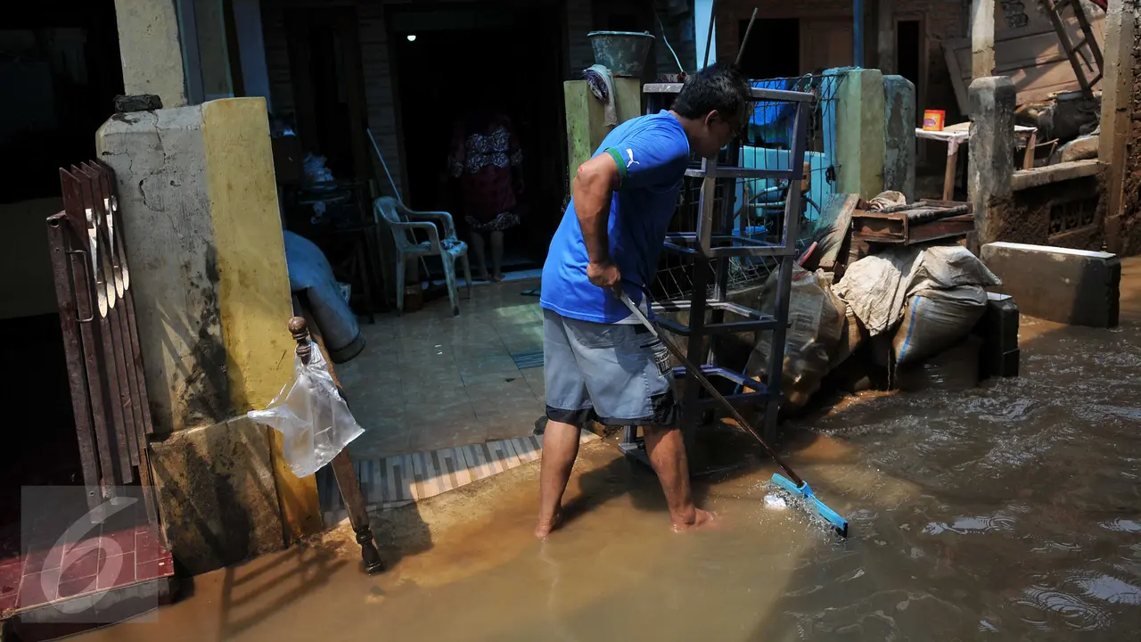 20151117-Banjir Surut, Warga Kampung Pulo Mulai Bersih-bersih-Jakarta