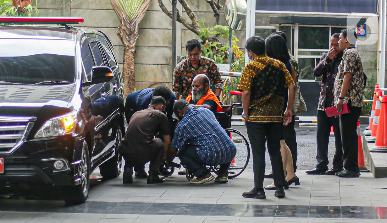 Lukas Enembe diperiksa penyidik KPK terkait kasus dugaan tindak pidana pencucian uang (TPPU). (Liputan6.com/Faizal Fanani)