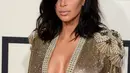 Kehamilan Kim Kardashian tidak menghalangi penampilannya, ia tetap mengenakan busana yang terbuka dan tetap terlihat seksi. (Bintang/EPA)