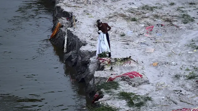 FOTO: Penampakan Kuburan yang Diduga Korban COVID-19 di Tepi Sungai Gangga