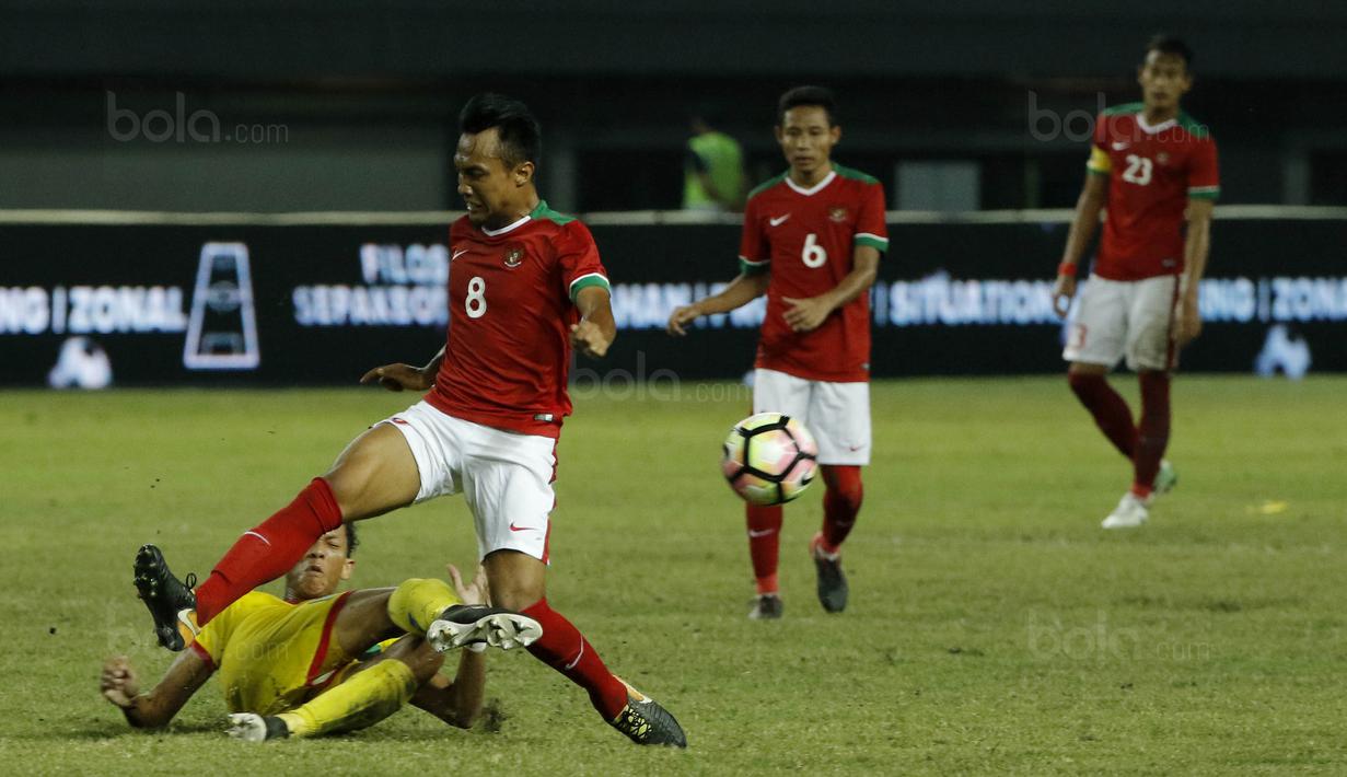 Gelandang Indonesia, Muhammad Hargianto, berusaha melewati pemain Guyana di Stadion Patriot, Bekasi, Sabtu (25/11/2017). Indonesia menang 2-1 atas Guyana. (Bola.com/M Iqbal Ichsan)