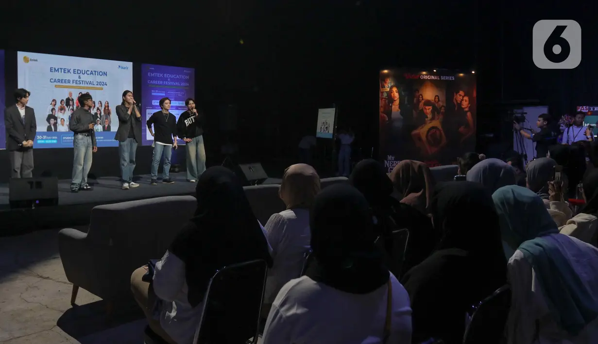 Penampilan boyband UN1TY pada acara Emtek Education & Career Festival 2024 di Studio 6 Emtek City, Studio Indosiar, Daan Mogot, Jakarta, Selasa (30/7/2024). (Liputan6.com/Herman Zakharia)