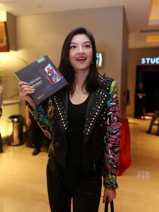 Antusias tinggi menyaksikan film ini juga terlihat dari wajah Raline Shah. Si penyebar gaya Duck Face ini datang ke gala premier Spider-Man Homecoming dengan gaya kasual, mengenakan jaket berwarna hitamnya. (Nurwahyunan/Bintang.com)