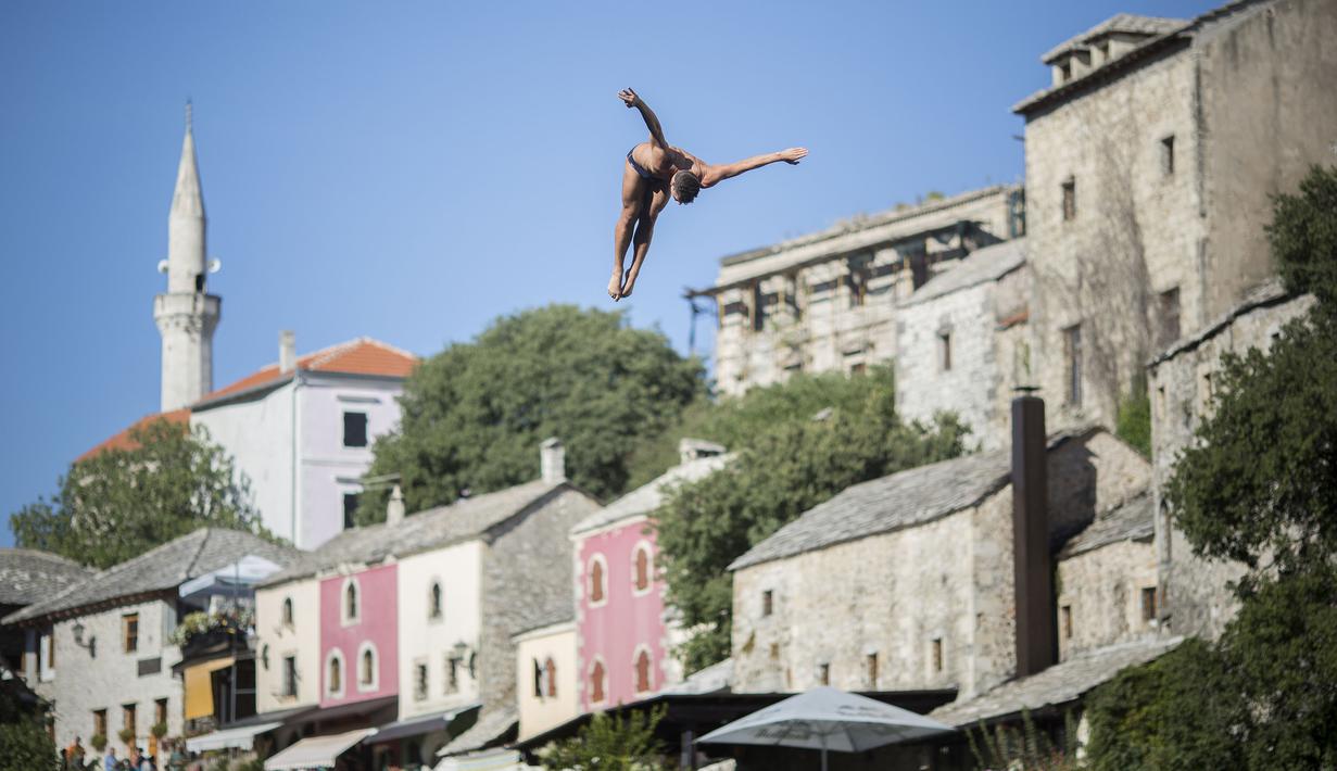 Aksi memikat ala Kyle Mitrione atlet loncat indah dari AS pada ajang Red Bull Cliff Diving World Series di Mostar, Bosnia and Herzegovina, (23/9/2016).  (AFP/RED BULL/Romina Amato)