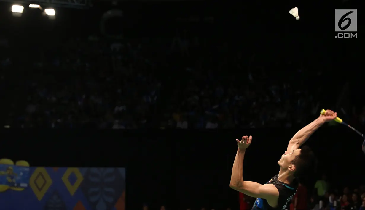 Tunggal Putra Malaysia, Lee Chong Wei bersiap melakukan smes ke arah pebulu tangkis India Prannoy HS di babak kedua Indonesia Open 2017 di Jakarta, Kamis (15/6). Lee Chong Wei kalah 10-21. 18-21. (Liputan6.com/Helmi Fithriansyah)