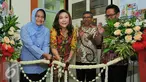 Dr. Ratna Dwi R Dirut Medik dan Pelayanan RSCM (kiri) dan Elin Waty Presiden Direktur PT Sun Life Financial saat meresmikan Poliklinik Edukasi Diabetes Melitus Terpadu di RSCM, Jakarta, Rabu (8/6). (Liputan6.com/Yoppy Renato)