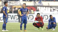 Para pemain Persib tampak sedih usai gagal meraih kemenangan saat melawan Bali United pada laga Liga 1 Indonesia di Stadion Si Jalak Harupat, Bandung, Kamis (21/9/2017). Persib bermain imbang 0-0 dengan Bali United. (Bola.com/M Iqbal Ichsan)