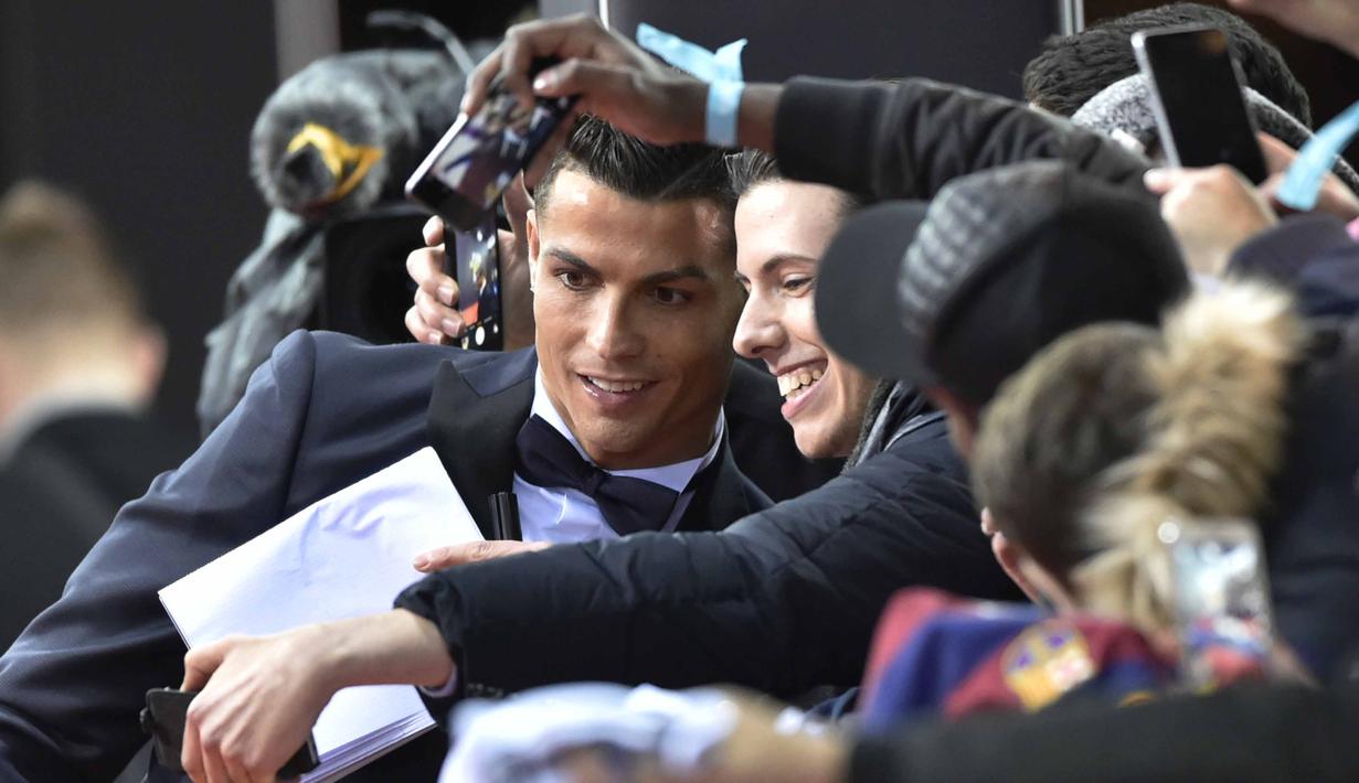 Cristiano Ronaldo berfoto selfie bersama fans sebelum mengikuti acara Anugerah  FIFA Ballon d'Or 2015 di Kongresshaus, Zurich, Selasa (11/1/2016). (AFP Photo/Michael Buholzer)