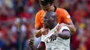 Pemain depan timnas Belgia Romelu Lukaku (tengah) berebut bola dengan bek Belanda Nathan Ake (atas) pada matchday pertama Grup D Liga A UEFA Nations League 2022/2023 di Stadion Raja Baudouin, Sabtu (4/6/2022) dini hari WIB. Belanda sukses menghajar Belgia dengan skor telak 4-1. (Kenzo TRIBOUILLARD / AFP)