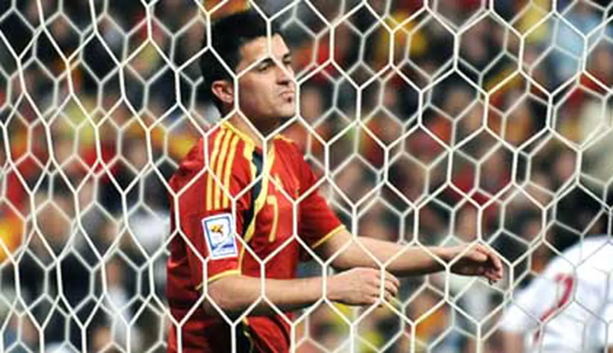 Spain's forward David Villa against Turkey during their 2010 FIFA World Cup qualification match at Santiago Bernabeu stadium in Madrid on March 28, 2009. AFP PHOTO/PIERRE-PHILIPPE MARCOU