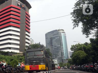Kendaraan penyemprot air milik kepolisian disiagakan di jalan Kuningan Persada sekitar Gedung Merah Putih KPK, Jakarta, Selasa (1/6/2021). Pengamanan gedung KPK dan sekitarnya diperketat terkait upacara pelantikan pegawai KPK menjadi Aparatur Sipil Negara. (Liputan6.com/Helmi Fithriansyah)