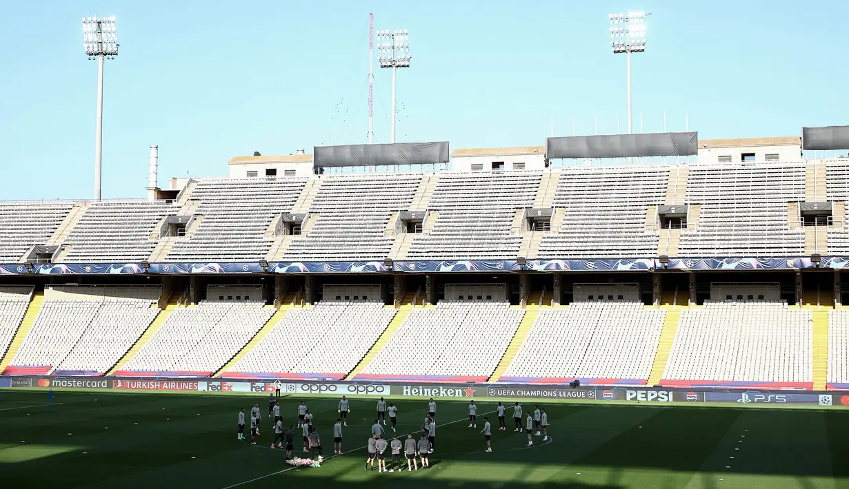 Suasana latihan PSG jelang laga leg kedua perempat final Liga Champions 2023/2024 melawan Barcelona di Estadi Olimpic Lluis Companys, Barcelona, Spanyol, Senin (15/04/2024). (AFP/Franck Fife)