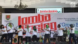 Sejumlah Aparatur Sipil Negara (ASN) mengikuti lomba bernyanyi dengan lipsync di  Halaman Balai Kota Semarang, Senin ( 22/4). Acara yang diikuti oleh sepuluh kelompok dari gabungan ASN yang bekerja di Pemkot Semarang ini turut menyemarakkan HUT Kota Semarang ke-472.  (Liputan6.com/Gholib)